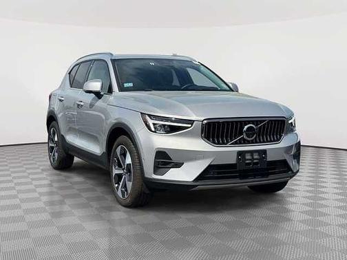 Silver Dawn 2025 Volvo XC40 Plus