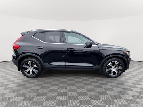 Onyx Black Metallic 2022 Volvo XC40 T5 Inscription