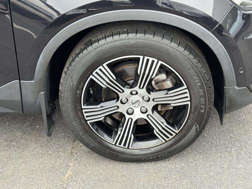 Onyx Black Metallic 2022 Volvo XC40 T5 Inscription