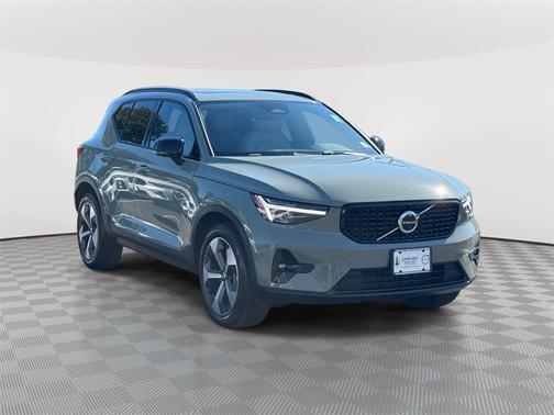 2023 Volvo XC40 B5 AWD Plus Dark