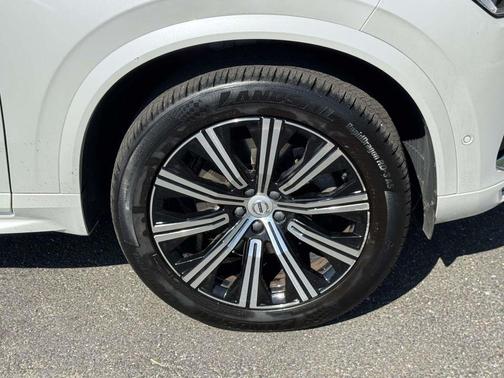 Crystal White Metallic 2023 Volvo XC90 B6 Plus 6-Seater