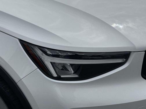 Crystal White 2024 Volvo XC40 B5 Plus Dark Theme