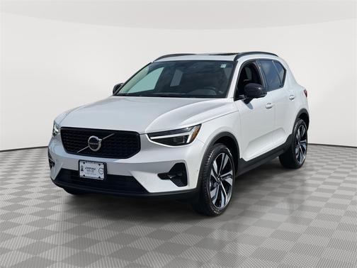 2025 Volvo XC40 B5 Ultra Dark Theme