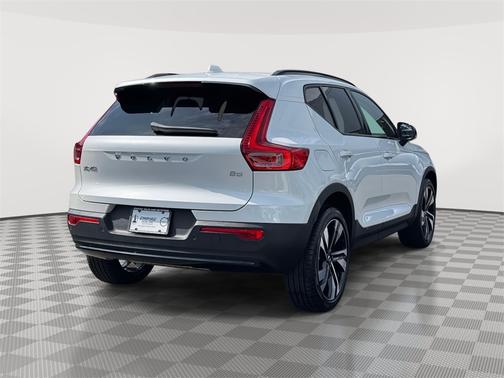 2025 Volvo XC40 B5 Ultra Dark Theme