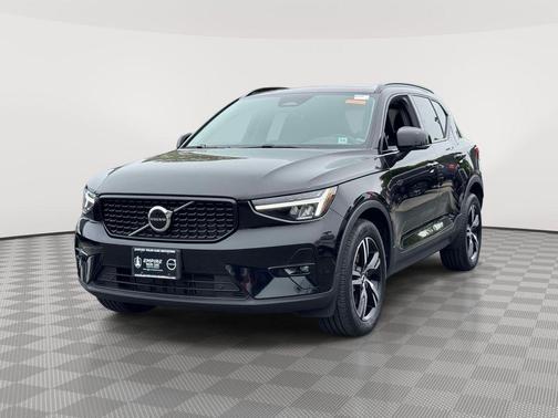 Black Stone 2023 Volvo XC40 B5 Plus Dark Theme