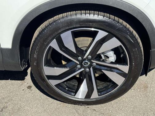 Crystal White 2026 Volvo XC40 B5 Plus