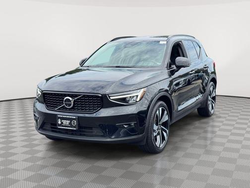 Onyx Black Metallic 2024 Volvo XC40 B5 Plus Dark Theme