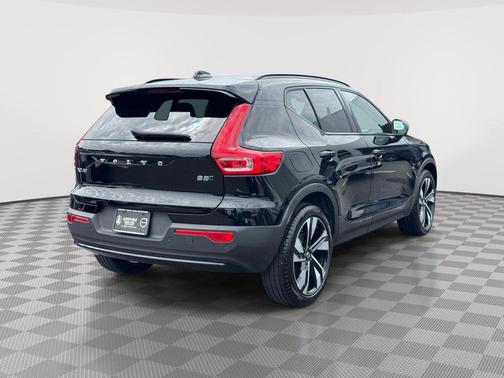 Onyx Black Metallic 2024 Volvo XC40 B5 Plus Dark Theme