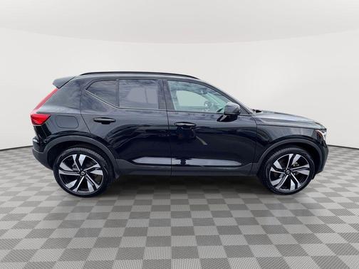 Onyx Black Metallic 2024 Volvo XC40 B5 Plus Dark Theme
