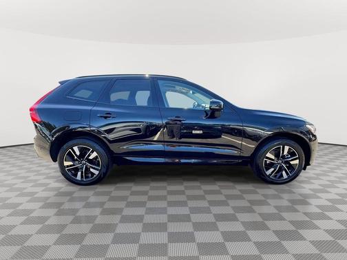 Onyx Black Metallic 2026 Volvo XC60 B5 Plus