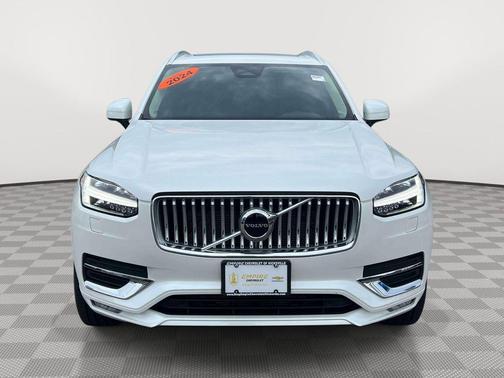 Crystal White Metallic 2024 Volvo XC90 B5 Core Bright Theme