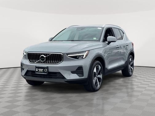 Metallic 2025 Volvo XC40 B5 Core Bright Theme