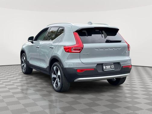 Metallic 2025 Volvo XC40 B5 Core Bright Theme