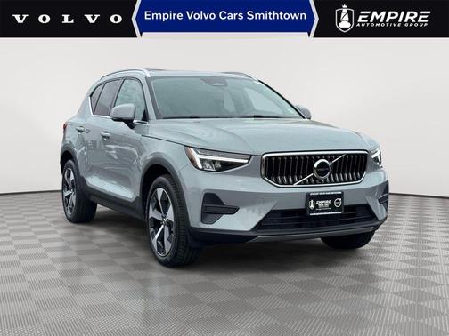 Metallic 2025 Volvo XC40 B5 Core Bright Theme