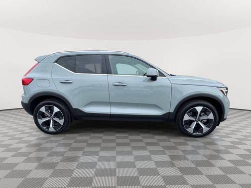 Metallic 2025 Volvo XC40 B5 Core Bright Theme