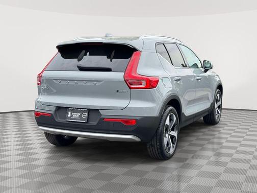 Metallic 2025 Volvo XC40 B5 Core Bright Theme