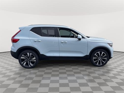 2024 Volvo XC40 B5 Plus Bright