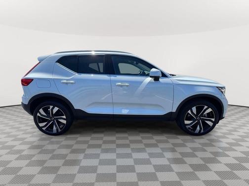 Crystal White Metallic 2023 Volvo XC40 B5 Plus Bright Theme