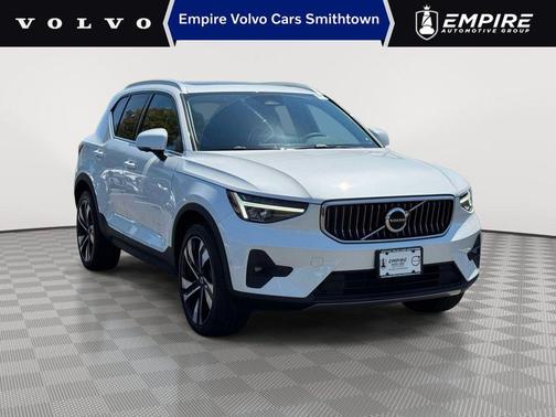 Crystal White Metallic 2023 Volvo XC40 B5 Plus Bright Theme