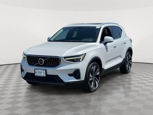 Crystal White Metallic 2023 Volvo XC40 B5 Plus Bright Theme