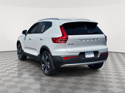 Crystal White Metallic 2023 Volvo XC40 B5 Plus Bright Theme