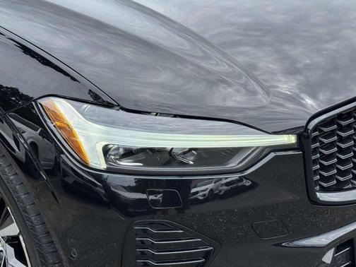Onyx Black Metallic 2024 Volvo XC60 B5 Plus Dark Theme