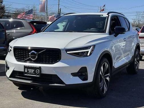 Crystal White 2026 Volvo XC40 Plus