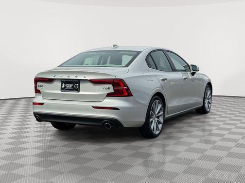 Birch Light Metallic 2021 Volvo S60 T6 Momentum