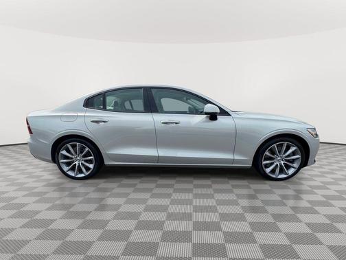 Birch Light Metallic 2021 Volvo S60 T6 Momentum