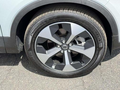 Metallic 2025 Volvo XC40 B5 Plus Bright Theme