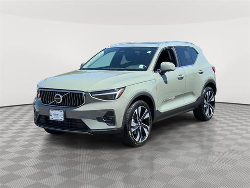 2025 Volvo XC40 B5 Plus Bright Theme