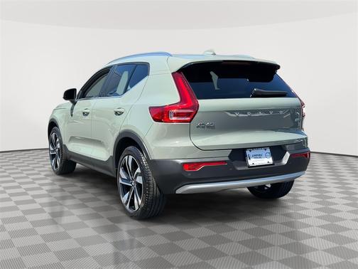 2025 Volvo XC40 B5 Plus Bright Theme