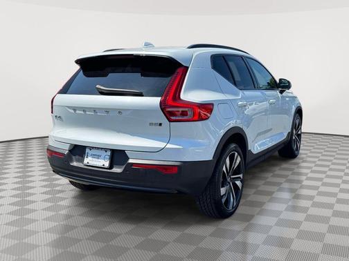 Crystal White Metallic 2023 Volvo XC40 B5 Plus Dark Theme