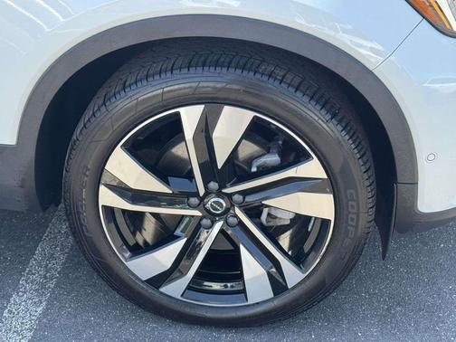 Crystal White Metallic 2023 Volvo XC40 B5 Plus Dark Theme