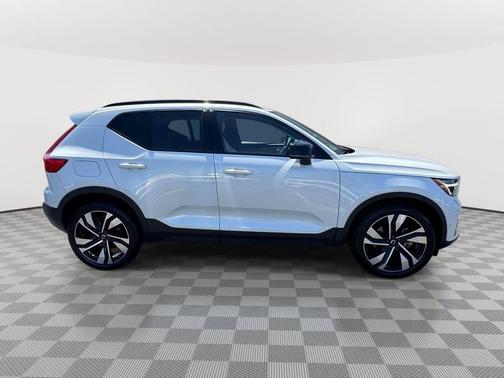 Crystal White Metallic 2023 Volvo XC40 B5 Plus Dark Theme