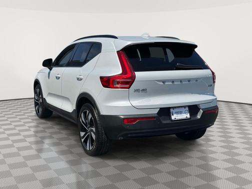 Crystal White Metallic 2023 Volvo XC40 B5 Plus Dark Theme