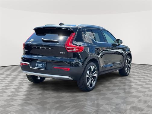 2025 Volvo XC40 B5 Plus Bright Theme