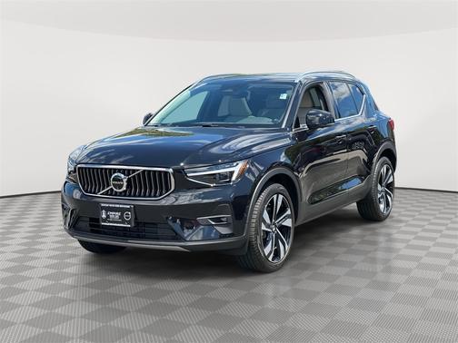 2025 Volvo XC40 B5 Plus Bright Theme