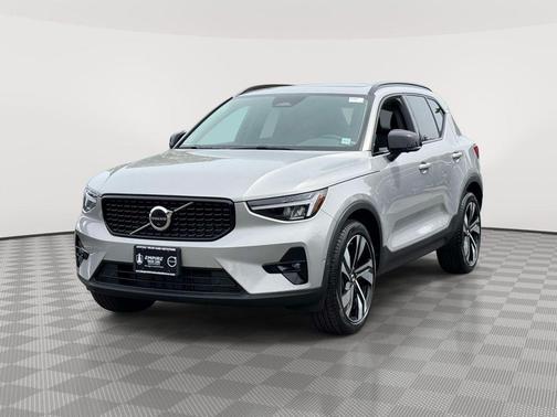 Silver 2023 Volvo XC40 B5 Plus Dark Theme