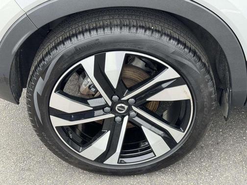 Silver 2023 Volvo XC40 B5 Plus Dark Theme