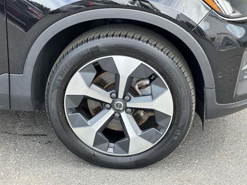 Onyx Black Metallic 2024 Volvo XC40 B5 Plus Bright Theme