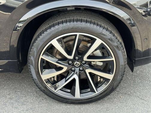 Onyx Black Metallic 2023 Volvo XC90 B6 Plus 7-Seater
