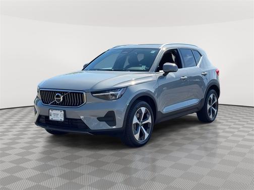 2025 Volvo XC40 B5 Core Bright Theme