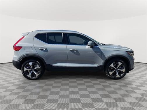 2025 Volvo XC40 B5 Core Bright Theme