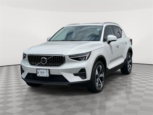 2025 Volvo XC40 B5 Core Bright Theme