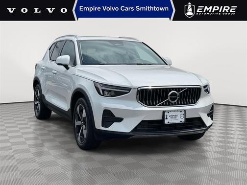 2025 Volvo XC40 B5 Core Bright Theme
