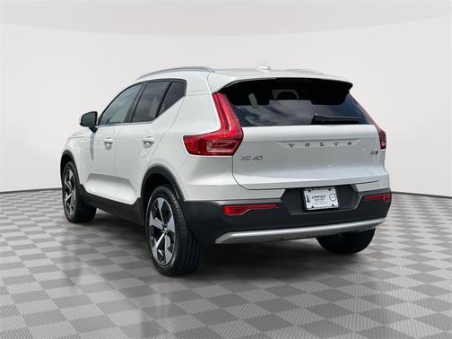 2025 Volvo XC40 B5 Core Bright Theme
