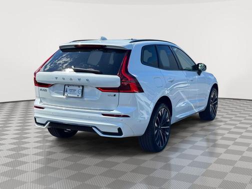 Crystal White Metallic 2026 Volvo XC60 B5 Ultra