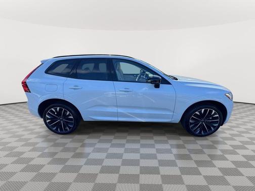 Crystal White Metallic 2026 Volvo XC60 B5 Ultra