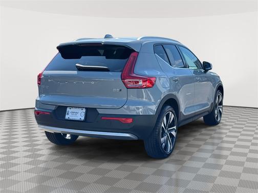 2025 Volvo XC40 B5 Ultra Bright Theme